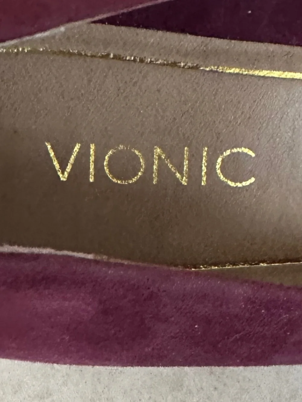 Vionic Kit Josie Kitten Heel Suede Pumps Merlot 9.5 Orthotic Comfy Office NWOB